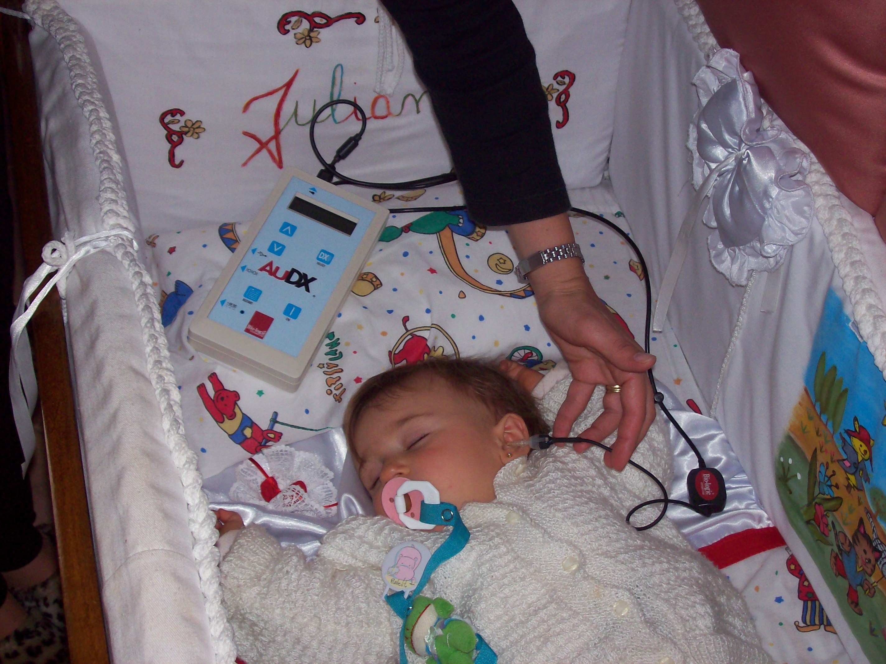 Dra. Lorena Almagro realizando screening auditivo neonatal en San Jorge, Santa Fe